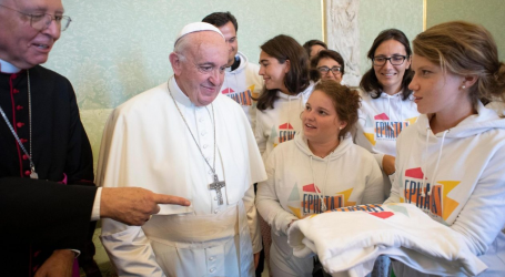 Papa Francisco a un grupo de jóvenes de  Grenoble: «La sexualidad, el sexo, son un don de Dios. El porno es degeneración»