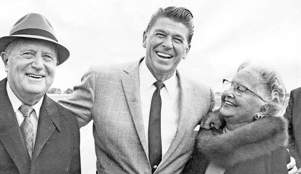 Ronald Reagan, en el centro de la imagen, junto a sus suegros Loyal y Edith