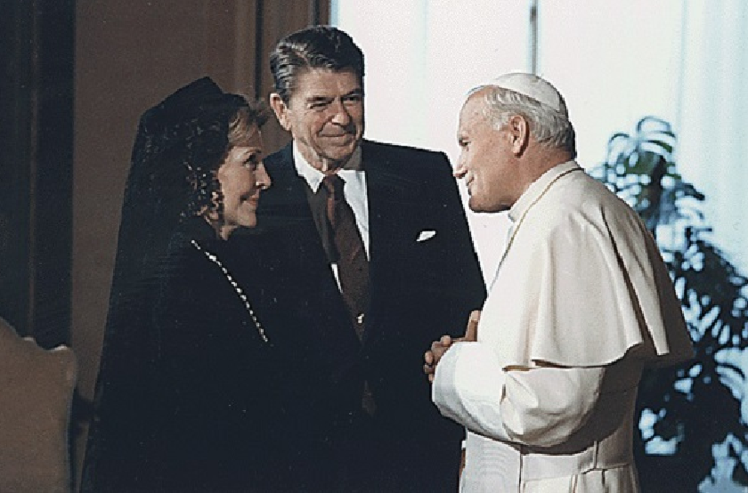 Ronald y Nancy Reagan, junto a San Juan Pablo II