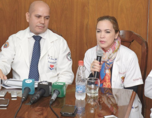 El Dr. Gustavo Melgarejo, director del Instituto Nacional de Ablación y Trasplante (INAT), y la Dra. Marlene Martínez, nefróloga pediatra