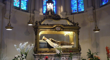 Oración a Santa Teresa de Lisieux pidiendo su intercesión / Por P. Carlos García Malo