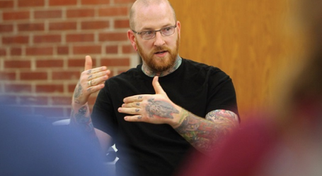 Matt Simmons, director de evangelización de la Diócesis de Lincoln, va repleto de tatuajes y era drogadicto, pero tuvo la certeza que necesitaba a Dios