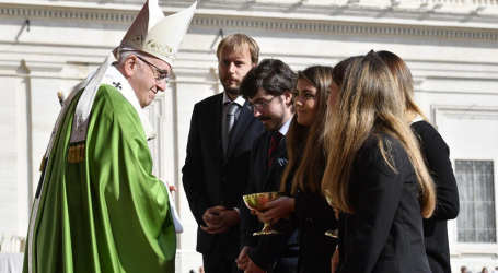 El Papa en homilía en la Misa de inicio del Sínodo de los jóvenes: «Encontrar espacios para encender el corazón y discernir los caminos del Espíritu»