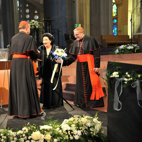 Caballé con los cardenales Sistach y Ravasi en la Sagrada Familia en 2012