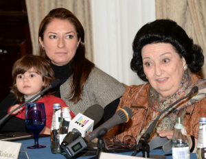 Montserrat Caballé con su hija Monserrat Martí y su nieta en 2013