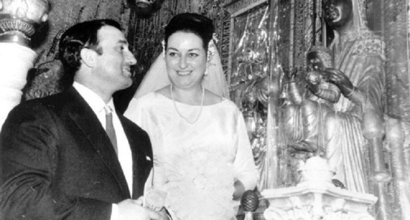 Caballé y su marido Bernabé, el día de su boda en la abadía de Montserrat, en 1964, ante la patrona de Cataluña