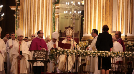 El momento de la beatificación del Padre Arnaiz presidida por el Cardenal Becciu en la catedral de Málaga