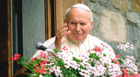 Oración a San Juan Pablo II para ser preservados del error y la confusión del mundo actual / Por P. Carlos García Malo
