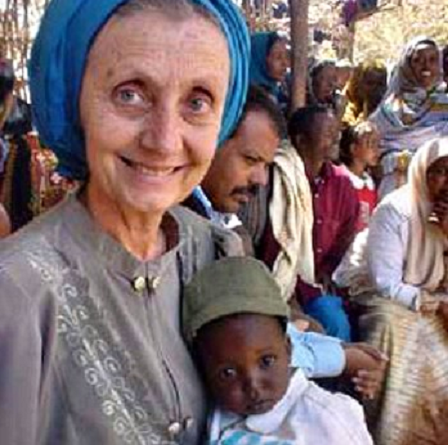 Annalena Tonelli (1943-2003) fue una voluntaria católica italiana que trabajó durante 33 años en África luchando contra las enfermedades. Fue asesinada por un grupo islamista en Somalia, en un hospital contra la tuberculosis que ella misma había fundado