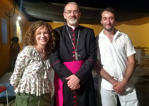 Monseñor Pizzaballa, con los responsables de la casa. A la izquierda de la imagen, Barbara Branchetti