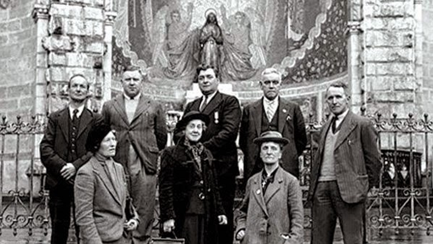 Traynor, en el centro de la imagen, en Lourdes en 1940, tres años antes de morir