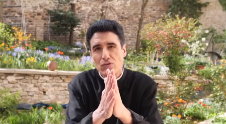 ¿Por qué rezar? ¿Hay oraciones mejores que otras? / Responde el padre Michel-Marie Zanotti-Sorkine