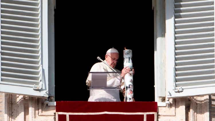 Uniéndose a la iniciativa de la organización “Ayuda a la Iglesia necesitada”, el Santo Padre encendió un cirio con signo de esperanza para alcanzar la paz en Siria y Oriente Medio