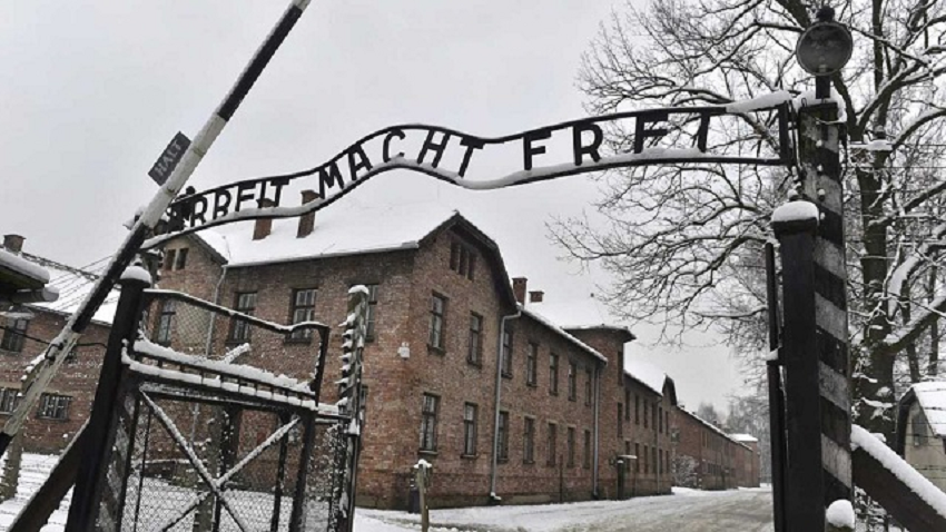 Witold, al igual que otras decenas de miles de prisioneros, entró por esta puerta al campo de Auschwitz donde se puede leer "El trabajo te libera"