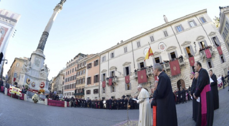 Oración del Papa Francisco ante la Inmaculada en Roma 8-12-18: «Virgen María, permanece cercana a las familias del mundo»