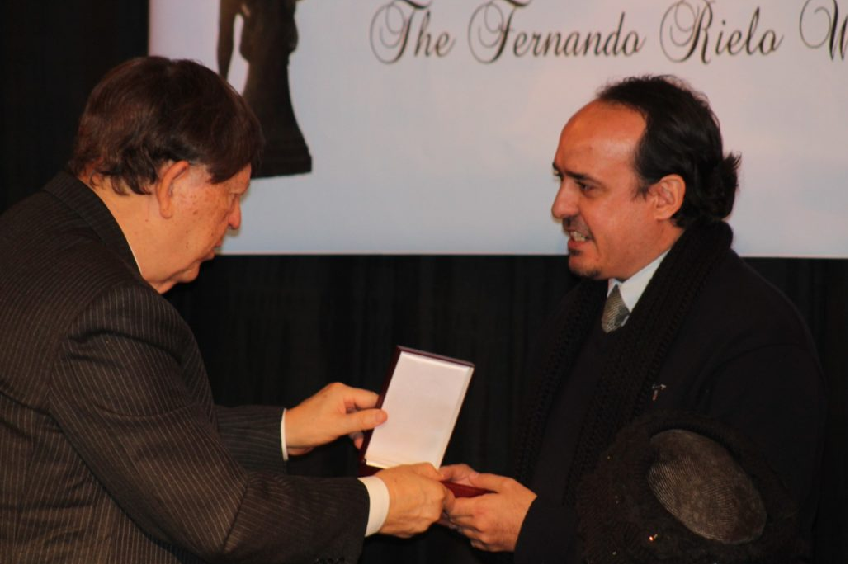 Antonio Martín de las Mulas recibiendo el XXXVIII Premio Mundial Fernando Rielo de Poesía Mística