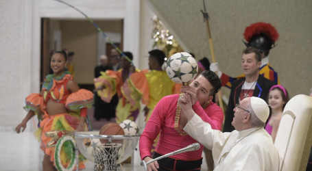 Papa Francisco goza con la actuación del Circo de Cuba en la primera audiencia general del año