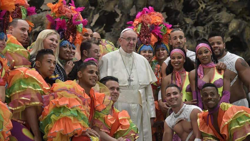 El Papa Francisco con los artistas del Circo de Cuba que han actuado en la audiencia
