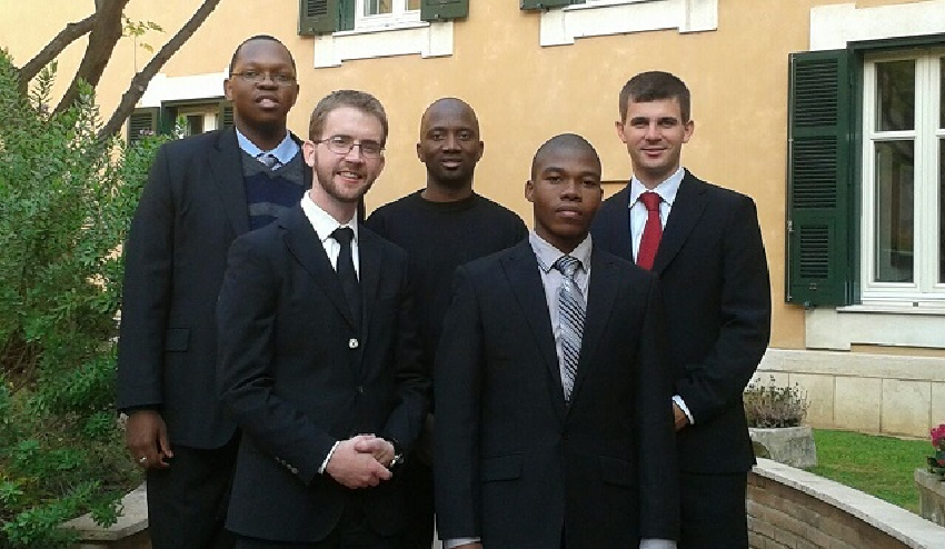 Este joven sudafricano junto con otros seminaristas de todo el mundo con los que convive en el Colegio Sedes Sapientae de Roma