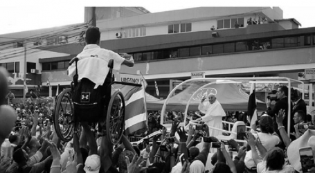 Lucas, joven en silla de ruedas levantado por amigos en Panamá y a quien bendijo el Papa, protagonista de la foto viral del inicio de la JMJ: padece una parálisis que le impide caminar y hablar