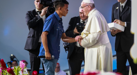 Alfredo Martínez ante el Papa en JMJ: «Busqué una salida a las drogas con el crucifijo en la mano y me enseñaron a confiar en Dios»