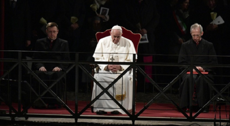 Reza el Vía Crucis presidido por el Papa Francisco en el Coliseo de Roma, 19-4-18
