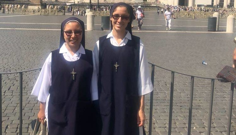 Sara Catalina Betancur Marín y Elvira Arango Garcés son dos religiosas de la Comunidad de las Hijas del Fiat, fundada el 31 de diciembre de 1996, institución apostólica y contemplativa