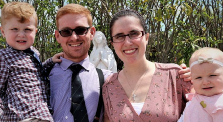Christopher Booty, de 28 años, y su esposa Kristin, de 27, se criaron en familias sin fe, se hicieron musulmanes, se casaron y en Pascua se bautizaron