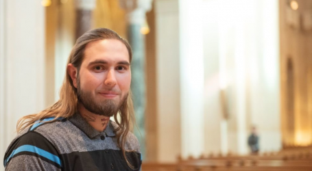 Alex Trollinger salió de la cárcel hace un año, dejó las drogas, tiene un trabajo y acaba de hacerse católico: «Soy el único de aquí lleno de tatuajes»