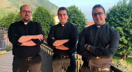 Roberto, Carmine y Ferdinando De Angelis, tres hermanos ordenados sacerdotes: «nuestra vocación nace de la Adoración Eucarística en nuestra comunidad»