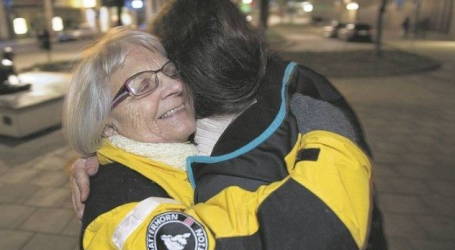 Elise Lindqvist, 83 años, fue abusada de niña, adicta al alcohol y a píldoras, se prostituyó, oraron por ella  y «Jesús me dio la vida, aprendí a caminar en su amor y ayudo a las prostitutas»