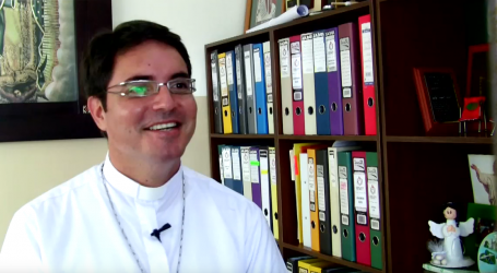 Andrés Drouet estudió en un colegio católico, en la universidad aparca la fe y se lo pasa bien, pero va a un retiro y hoy es sacerdote