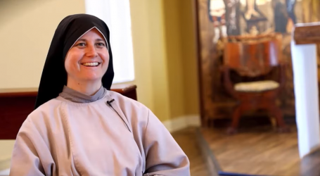 Agnes Holtz se dedicó en la universidad al tenis, las fiestas y a ser anticatólica: un vídeo sobre los milagros eucarísticos la convirtió y hoy es monja que evangeliza en el Bronx
