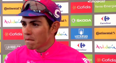Sergio Andrés Higuita, ganador de la 18ª etapa de la Vuelta a España, apoyado por su madre y su familia, su «fórmula espiritual» en las carreras es «orar, orar, y orar»