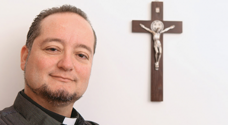 Juan Gonzalo Callejas era fanático del Heavy Metal, pandillero, discípulo de Satanás… Hoy es sacerdote y exorcista