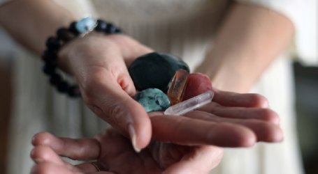 ¿Usar cristales y las gemas para curar, una persona católica? Responde Philip Kosloski