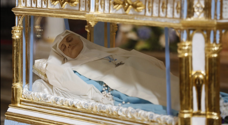 Rito de beatificación de la Madre María Emilia Riquelme, presidido por el Cardenal Becciu en la catedral de Granada, 9-11-19