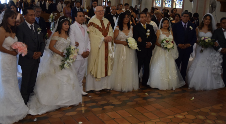 Cinco hermanos se unen ante Dios en una boda católica juntos, tras muchos años casados civilmente, porque un primo rezando en familia escuchó que debía proponérselo