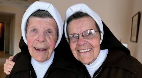 Mary Robert y Mary Clare Bernet, gemelas, son monjas desde hace 70 años de las franciscanas de Siracusa que las criaron en un orfanato: «no cambiaríamos la vocación por nada»