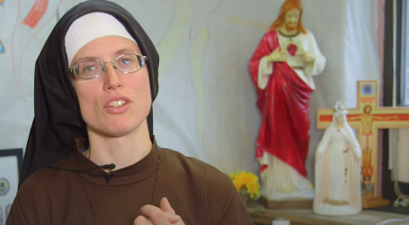Stephanie Baliga, monja que evangeliza mientras corre maratones en 2 horas 53 minutos, descubrió su vocación en una grave lesión y ahora sirve a los pobres