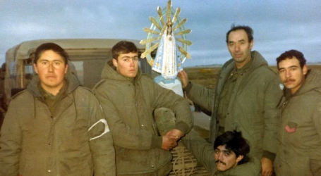 Jorge Palacios y Raúl Ortiz quedaron enterrados vivos tras un bombardeo, rezaron y ¡sobrevivieron!: los «milagros» de la Virgen de Luján en las Malvinas