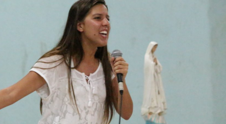 Daniela Niño Giraldo, 25 años: «Cambié los días de alcohol por noches de adoración y soy laica consagrada, vivo de la Providencia y evangelizo en la Comunidad Palavra Viva»