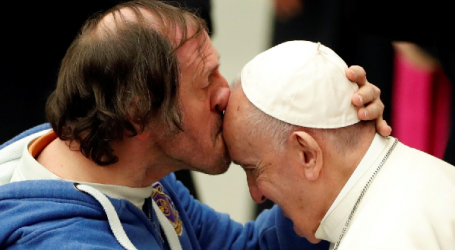 Philippe Naudin, actor discapacitado, que besó la frente del Papa: «La Virgen de Lourdes me curó. Ella me dijo: “Vas a levantarte y caminar, y luego hablarás y darás testimonio”»