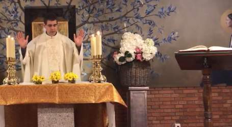 Santa Misa y adoración del viernes de la Octava de Pascua, presidida por el P. Fernando Simón Rueda, en la Parroquia San Juan Crisóstomo de Madrid, 17-4-2020