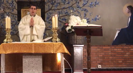 Santa Misa y adoración de la vigilia del segundo domingo de Pascua, presidida por el P. Fernando Simón, en la Parroquia San Juan Crisóstomo de Madrid,  18-4-2020