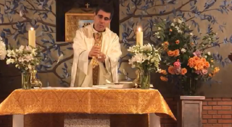 Santa Misa y adoración del jueves de la 3ª semana de Pascua, presidida por el P. Fernando Simón Rueda, en la Parroquia San Juan Crisóstomo de Madrid, 30-4-2020