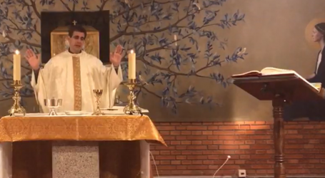 Santa Misa y adoración del martes de la 5ª semana de Pascua, presidida por el P. Fernando Simón Rueda, en la Parroquia San Juan Crisóstomo de Madrid, 12-5-2020