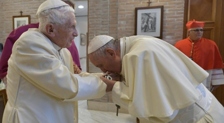 Papa Francisco envía carta a Benedicto XVI tras muerte de su hermano: «Aseguro mi oración para que el Señor le conceda el premio preparado para los fieles servidores del Evangelio»