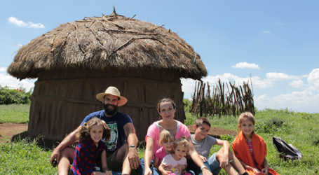 Juan Pablo y María dejaron todo en España y con sus 5 hijos son familia en misión en Tanzania: «El Espíritu Santo nos llama siempre a salir de la comodidad y vivir el Evangelio»