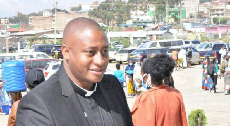 Antony Njoroge era policía, «tenía novia, la aburrí al decirle que quería ser sacerdote. Entregar mi vida a Dios era una fuerza que no podía rechazar» y con 41 años es cura